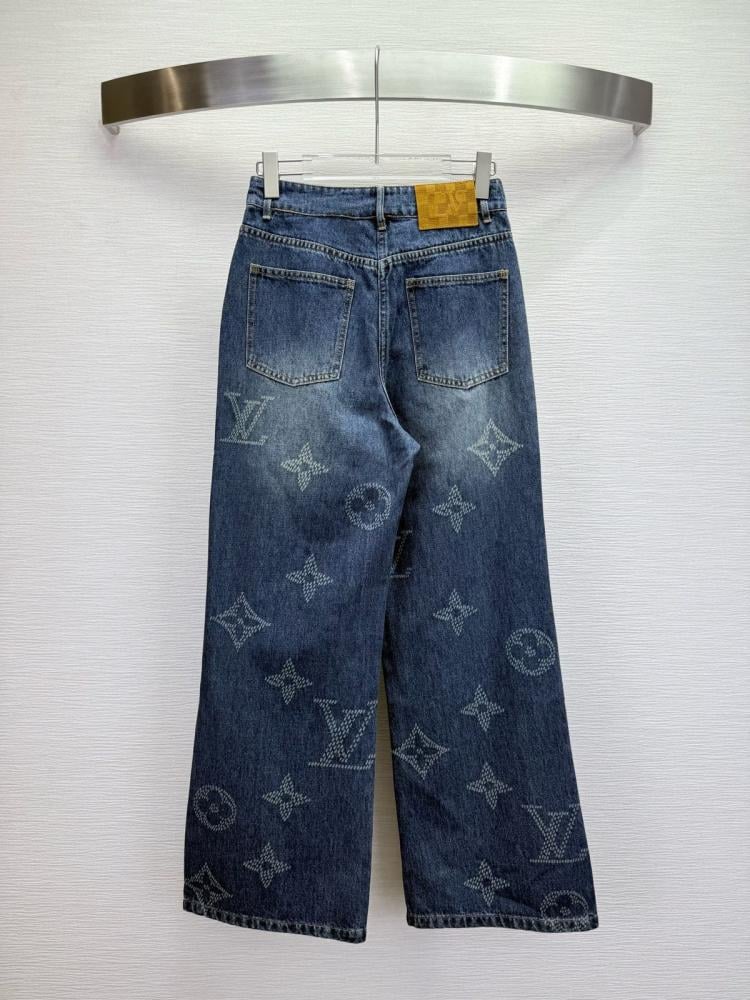 بنطال جينز بنقوش مونوغرام مطرزة من لويس فيتون