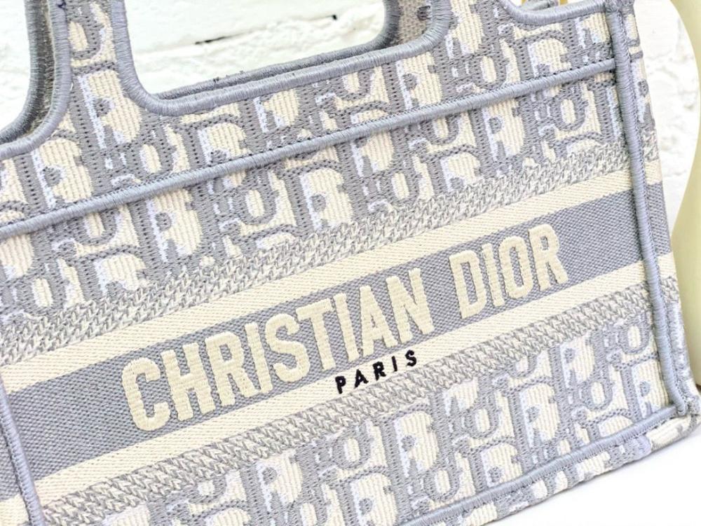 شنطة ديور بوك توت 24 سم - رمادي وبيج لوقو