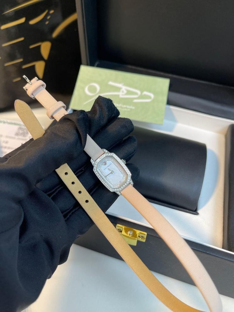 ساعة هاري وينستون إيميرالد باطار كريستالي وحجر كريستالي وردي