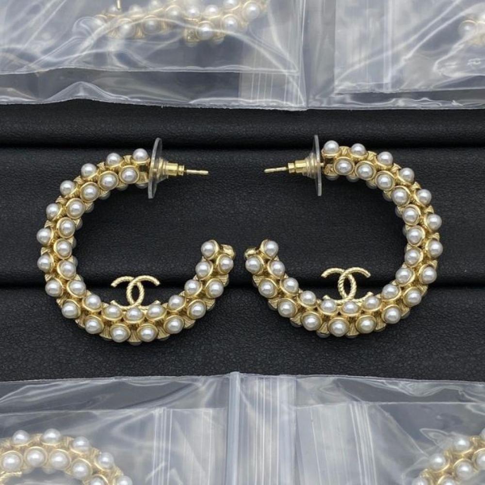 أقراط بشعار CC ممزوج باللؤلؤ الصناعي من شانيل