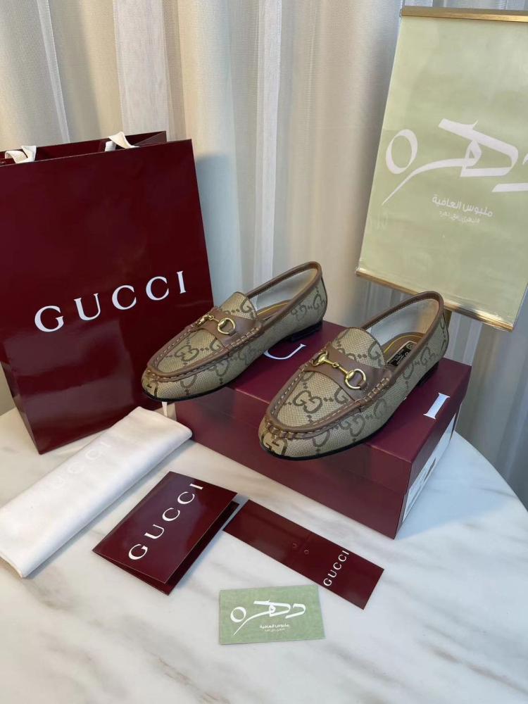 حذاء Gucci بقطعة معدنية من تصميم Horsebit