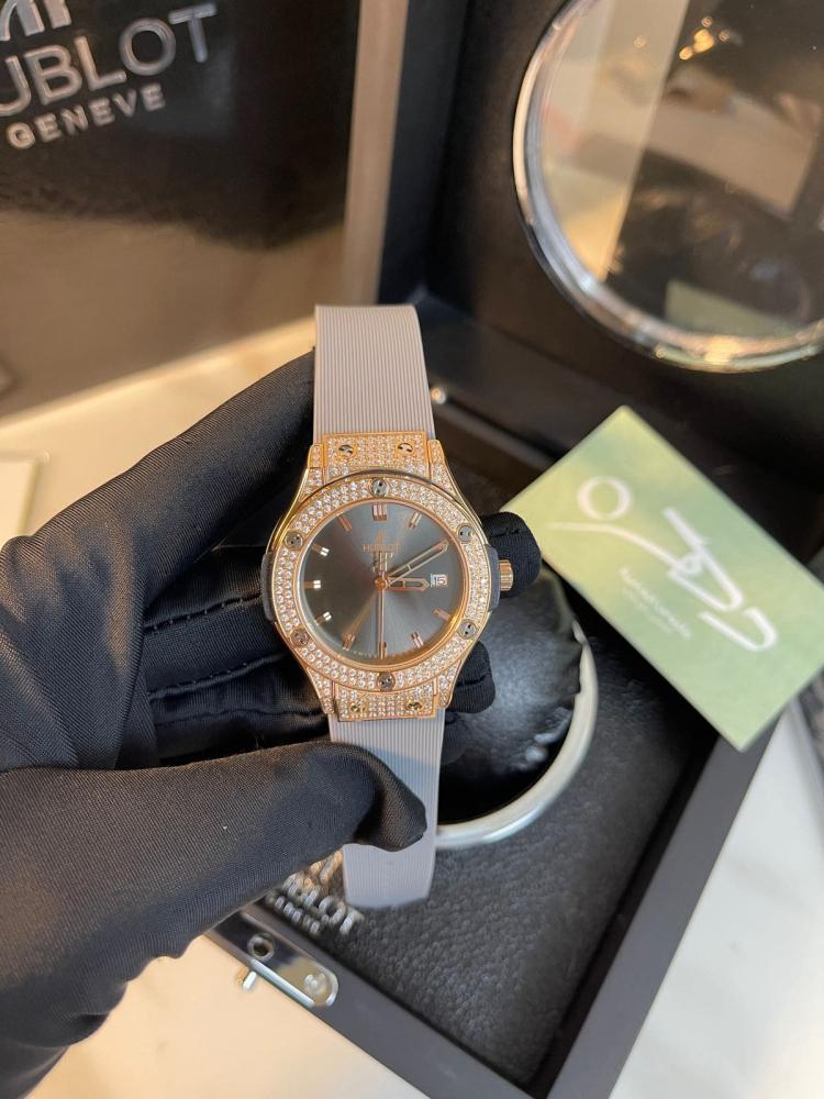 ساعة هوبلوت كلاسيك فيوجن فصوص صغيرة صفين حول الساعة والمعدن - رمادي و ذهبي