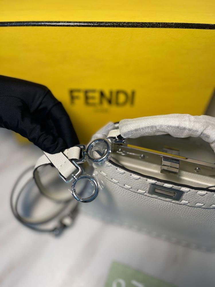 حقيبة بيكابو ايسيو سيليرا بيضاء من فندي