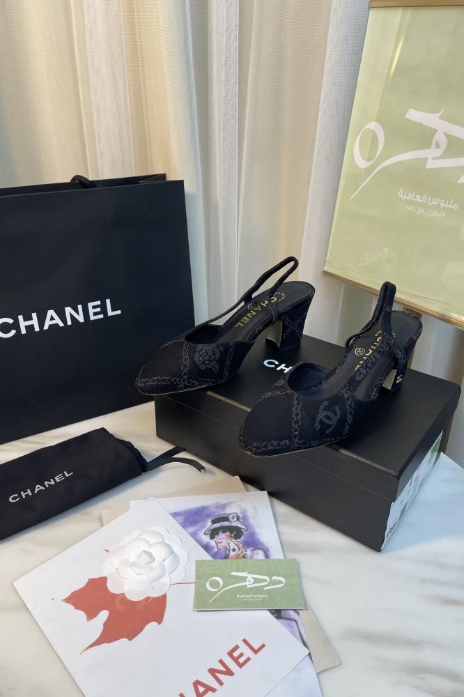 حذاء شانيل سليب باك بكعب متوسط باللون الأسود