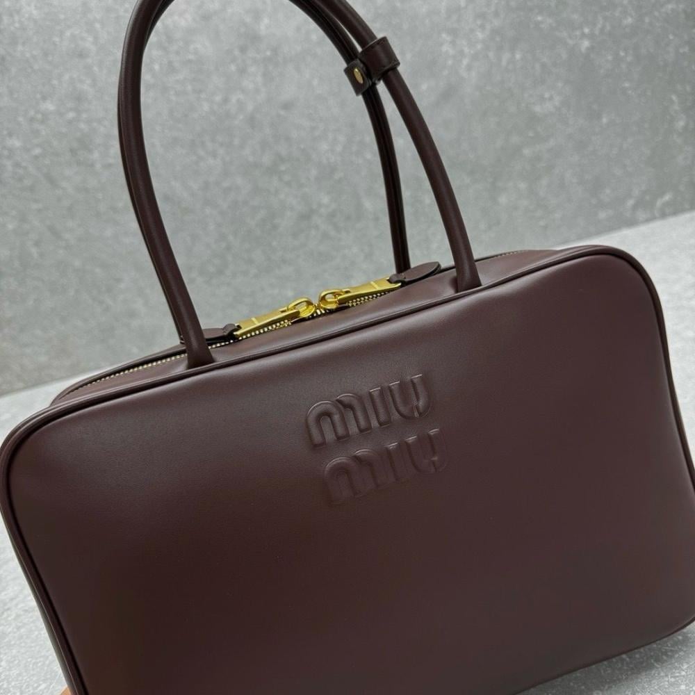 حقيبة جلدية ميو ميو قياس 34 بمقبض علوي