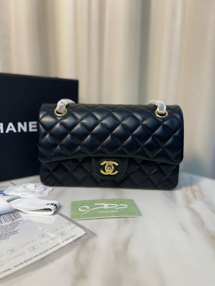 شنطة شانيل كلاسيك لامبسكن 23 سم - أسود وذهبي