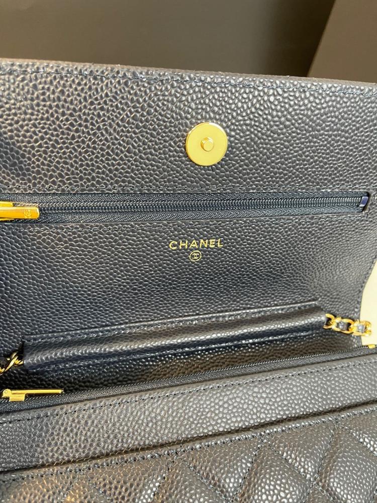 محفظة شانيل ووك جلد كافيار مبطن