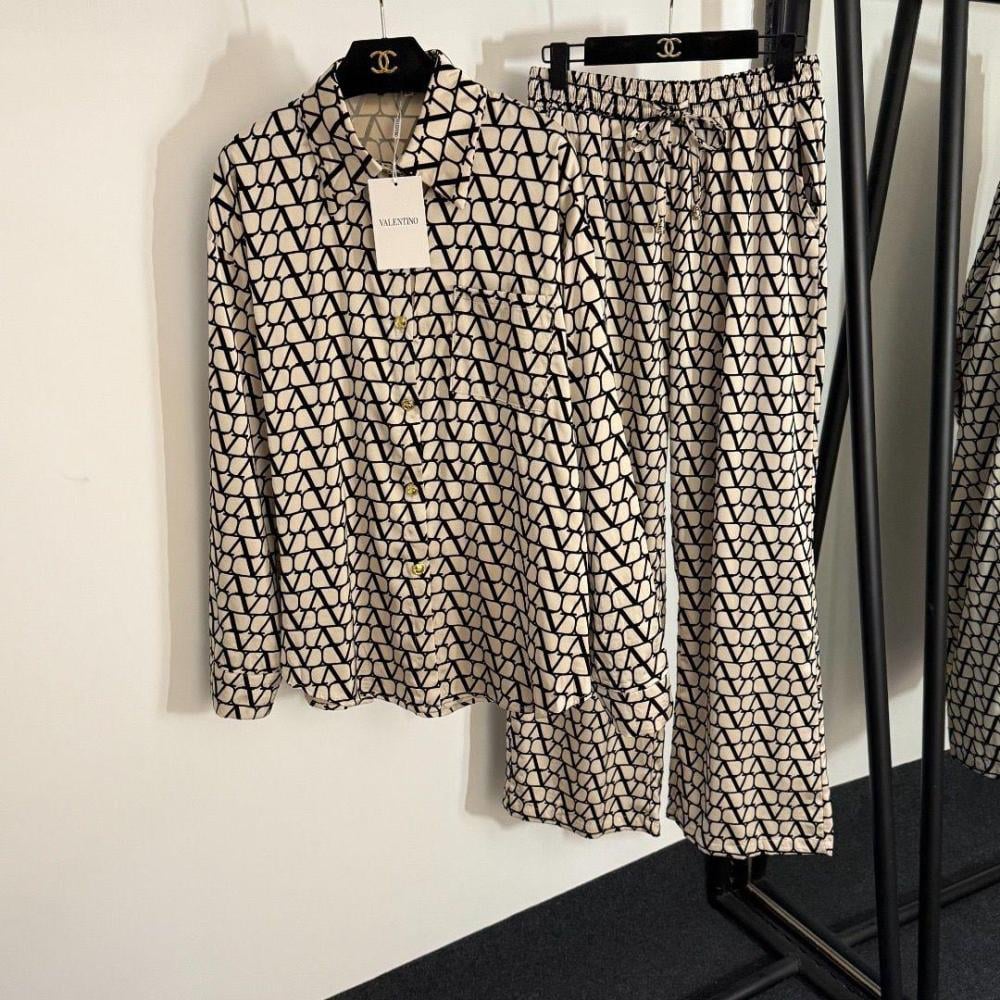 طقم قميص و بنطال بطبعة توال أيكونوغراف من فالنتينو