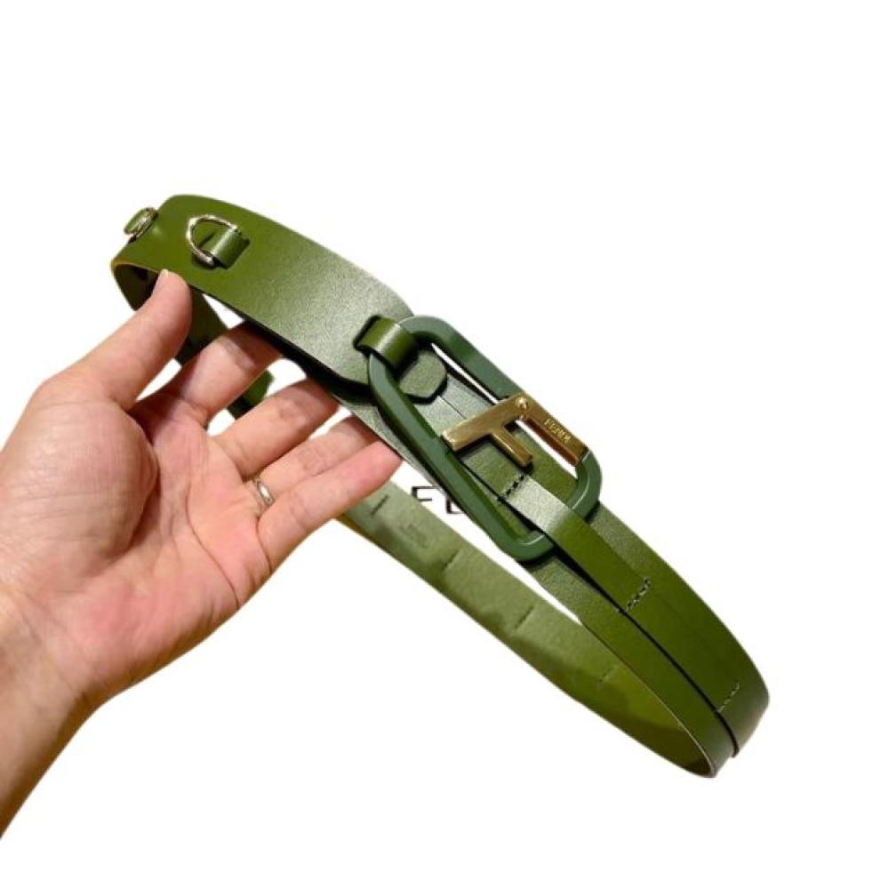 حزام فندي أخضر بشعار F باللون الذهبي