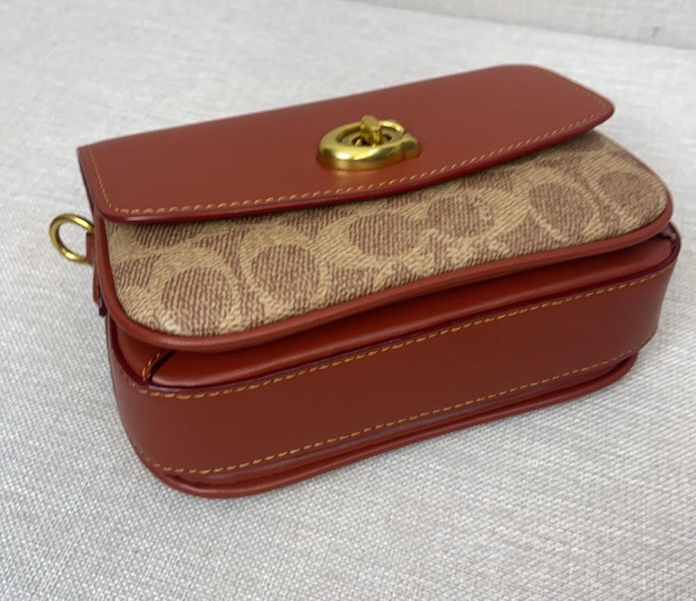 حقيبة كروس كاسي 17 سم قنب بشعار الماركة وجلد من كوتش