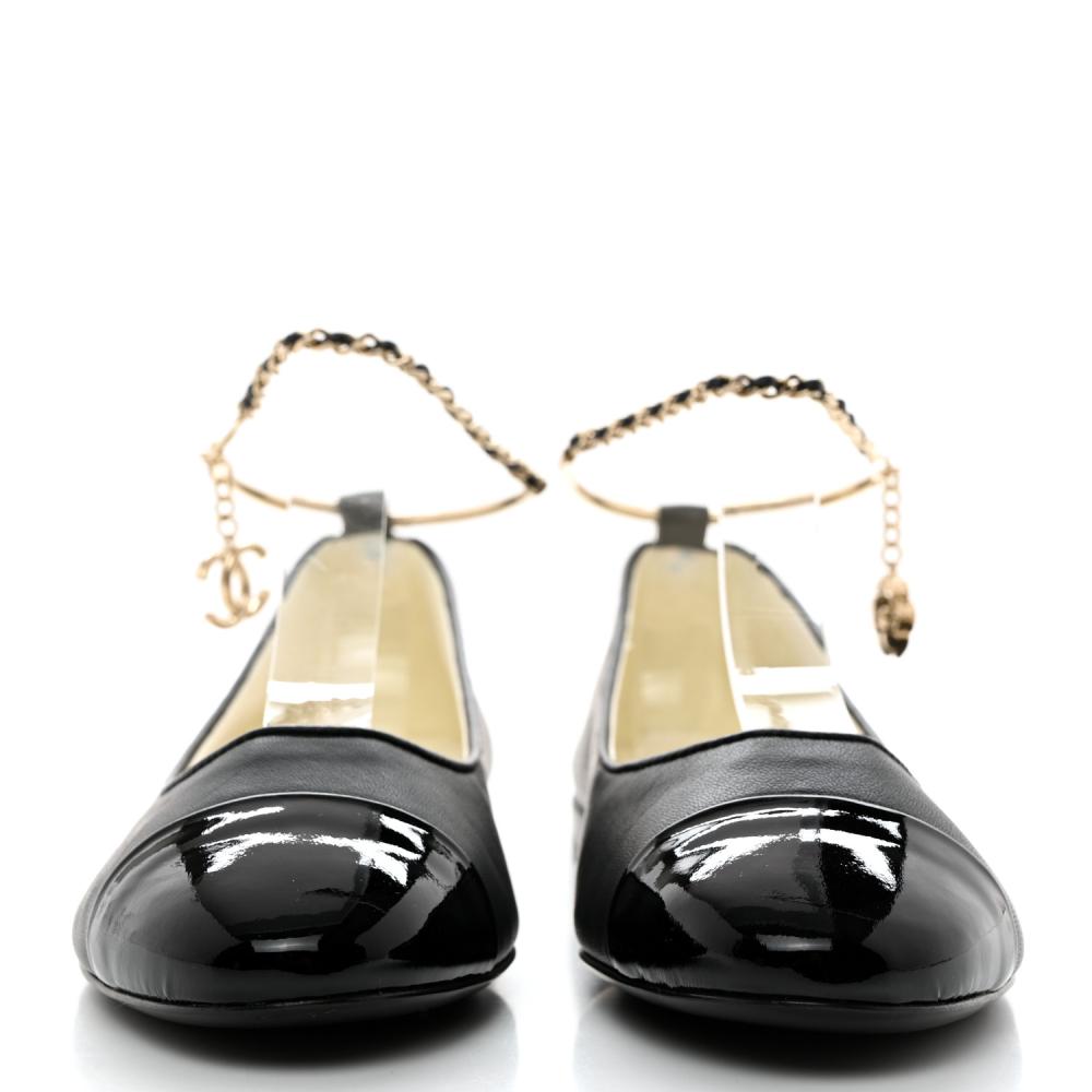 حذاء كلاسيكي من شانيل بسلسلة  على الكاحل باللون الأسود