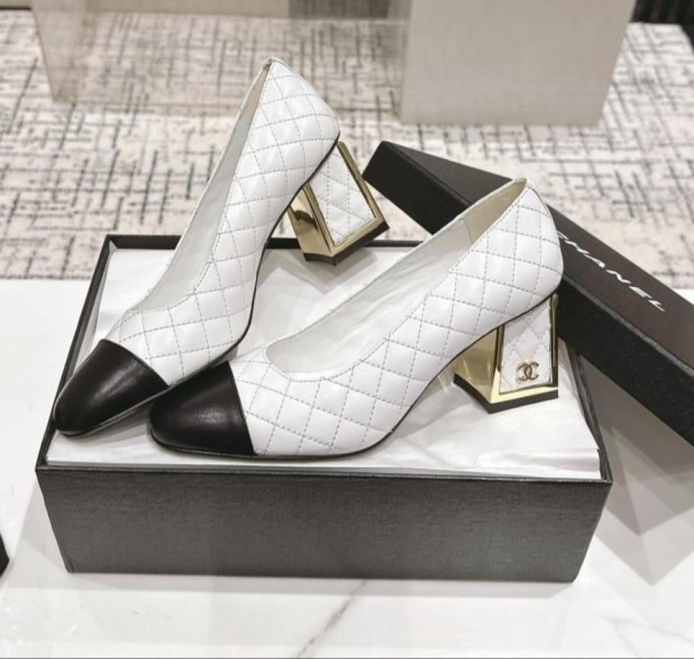 حذاء شانيل بكعب عالٍ – باللون البيج