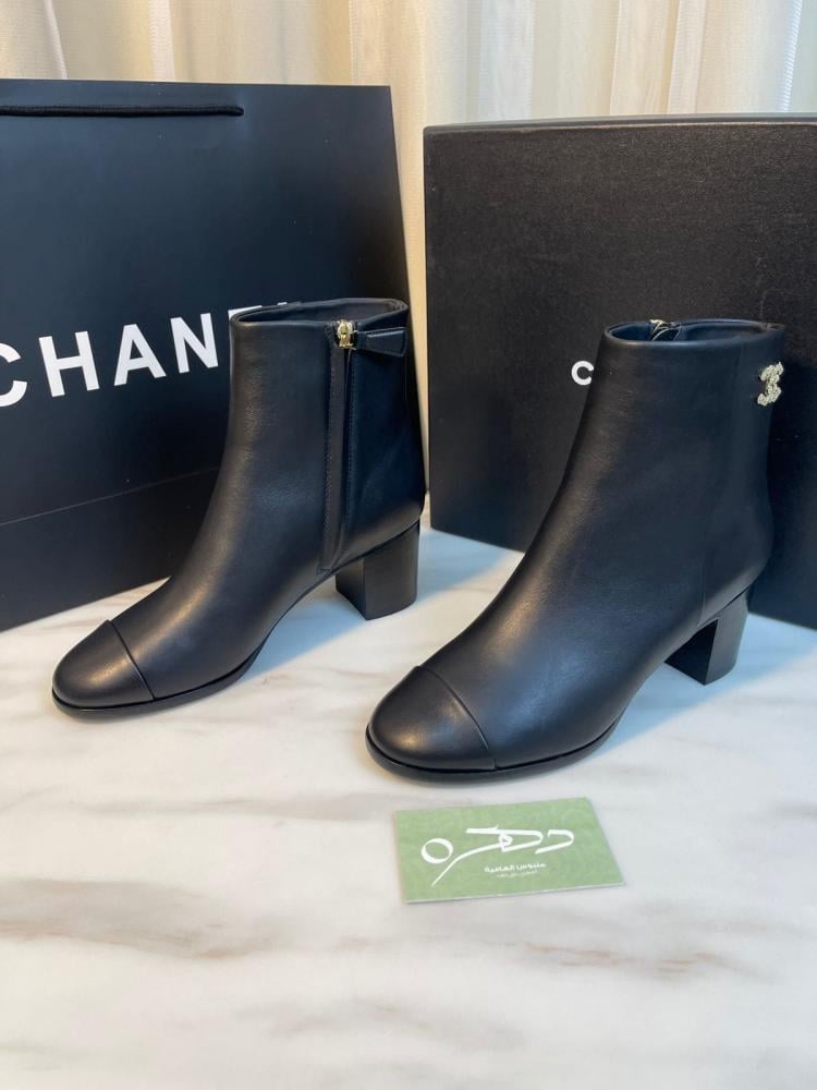 بوت شانيل الكاحل باللون الأسود