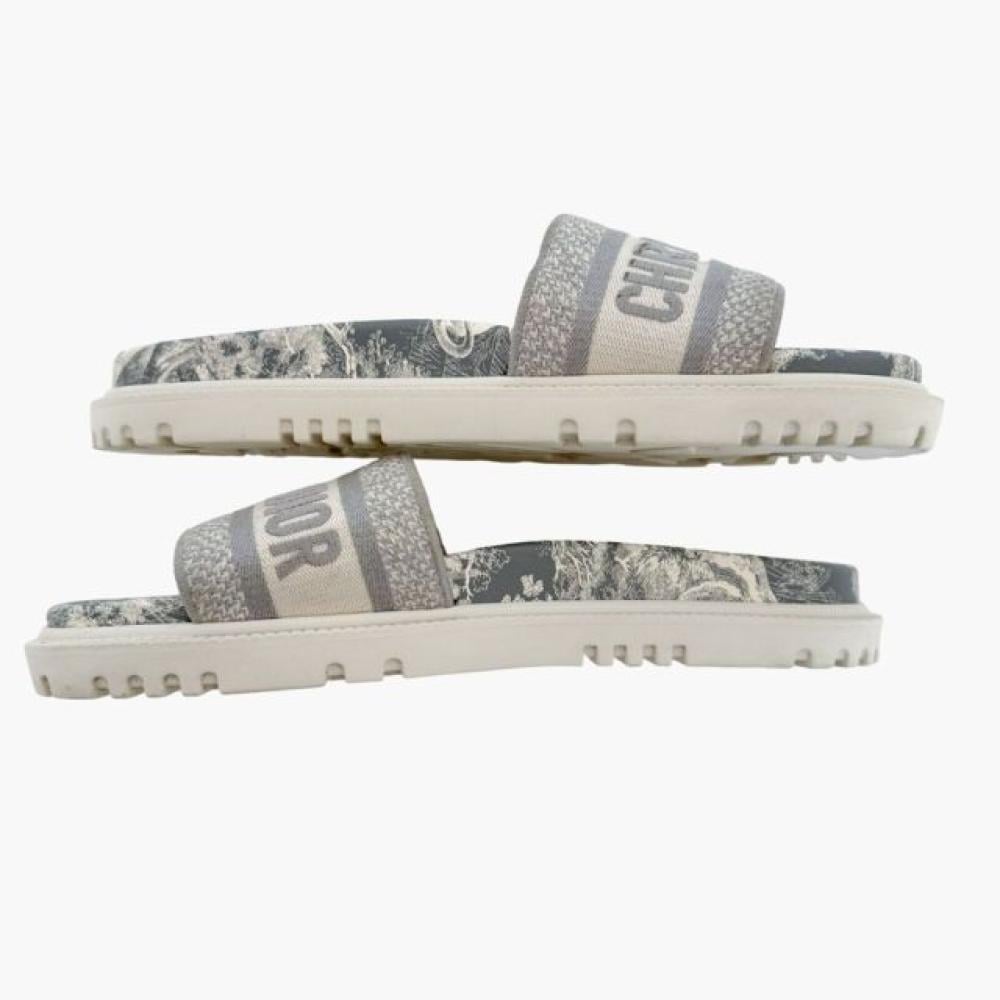 شبشب مطرز من قماش Toile de Jouy من ديور - رمادي