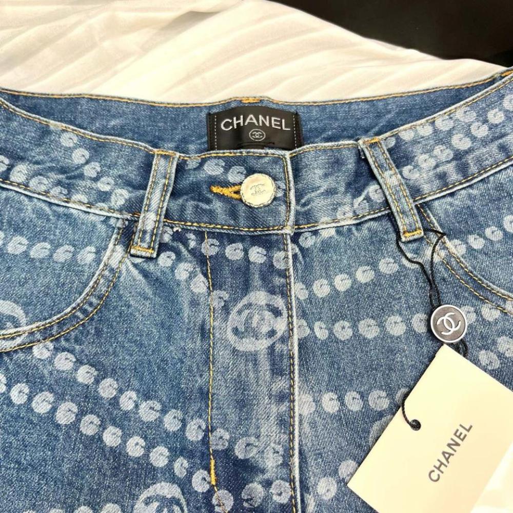 بنطلون جينز قصير CC 25 بطبعة شعار شانيل