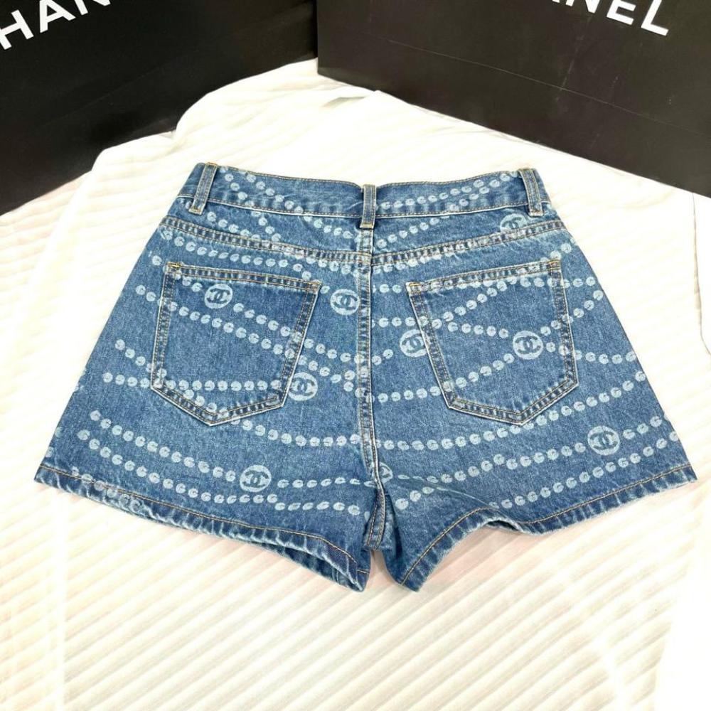 بنطلون جينز قصير CC 25 بطبعة شعار شانيل