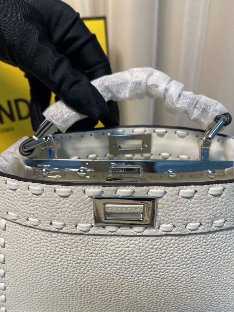 حقيبة بيكابو ايسيو سيليرا بيضاء من فندي