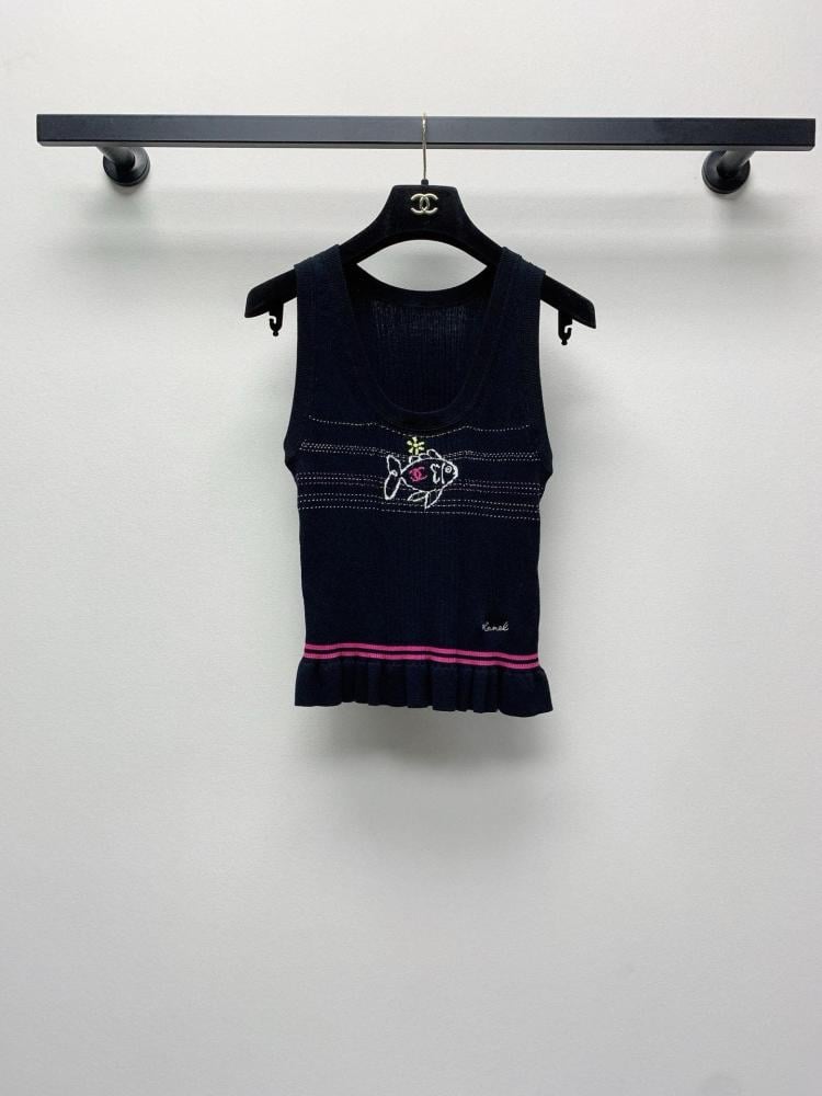 توب صيفي من شانيل بتصميم سمكة مطرزة