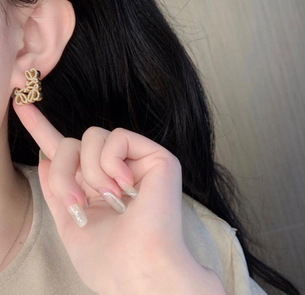 حلق لويڤي ذهبي مرصع بالكريستال