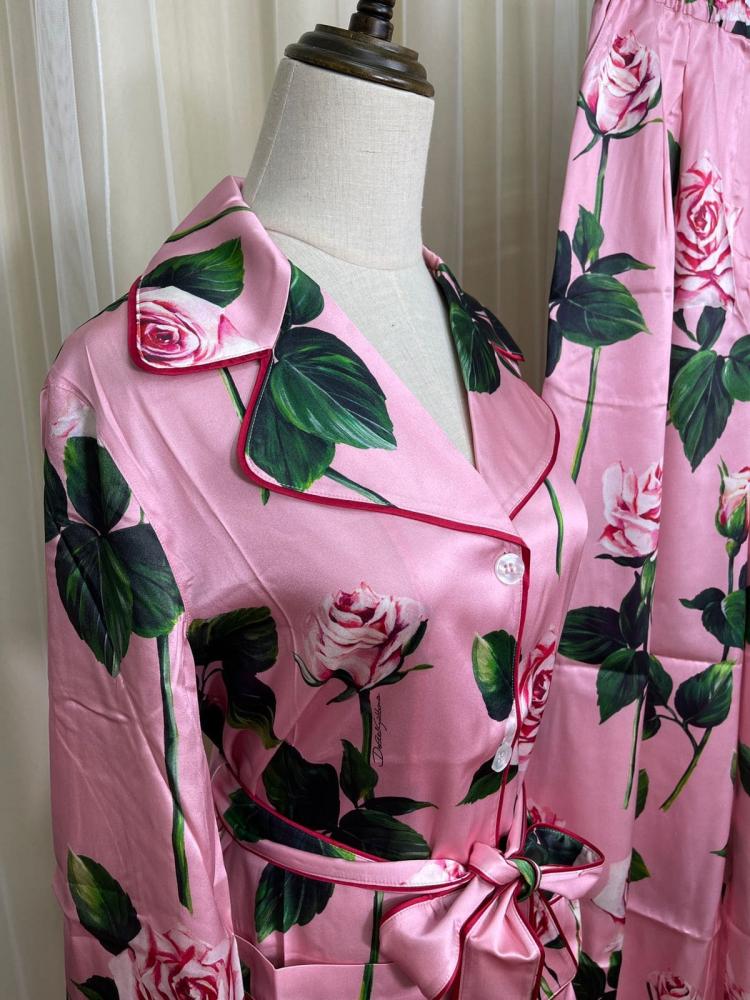 بيجاما ساتان بطبعة ورد من قميص وبنطال من دولتشي - طقم باللون الوردي