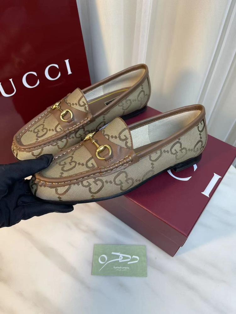 حذاء Gucci بقطعة معدنية من تصميم Horsebit