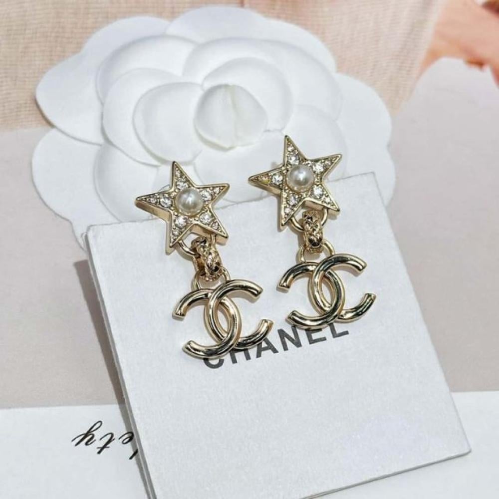 أقراط بنجمة خماسية وشعار شانيل مع لؤلؤ