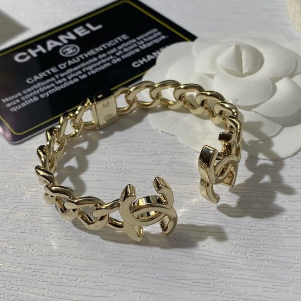 قلادة تشوكر معدنية بسلسلة CC من شانيل