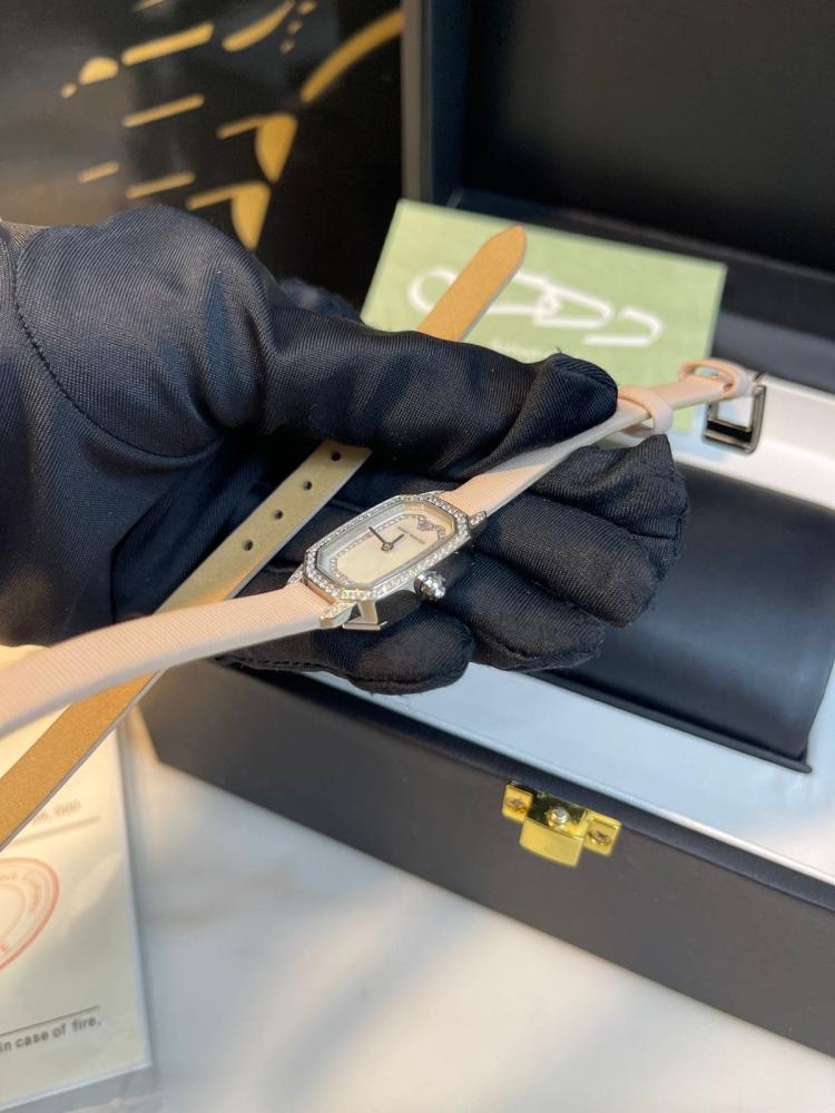 ساعة هاري وينستون إيميرالد باطار كريستالي وحجر كريستالي وردي