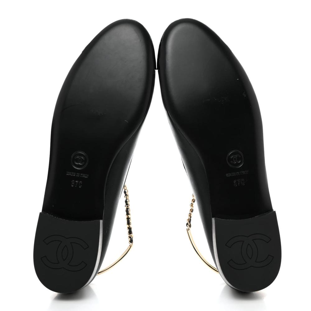 حذاء كلاسيكي من شانيل بسلسلة  على الكاحل باللون الأسود