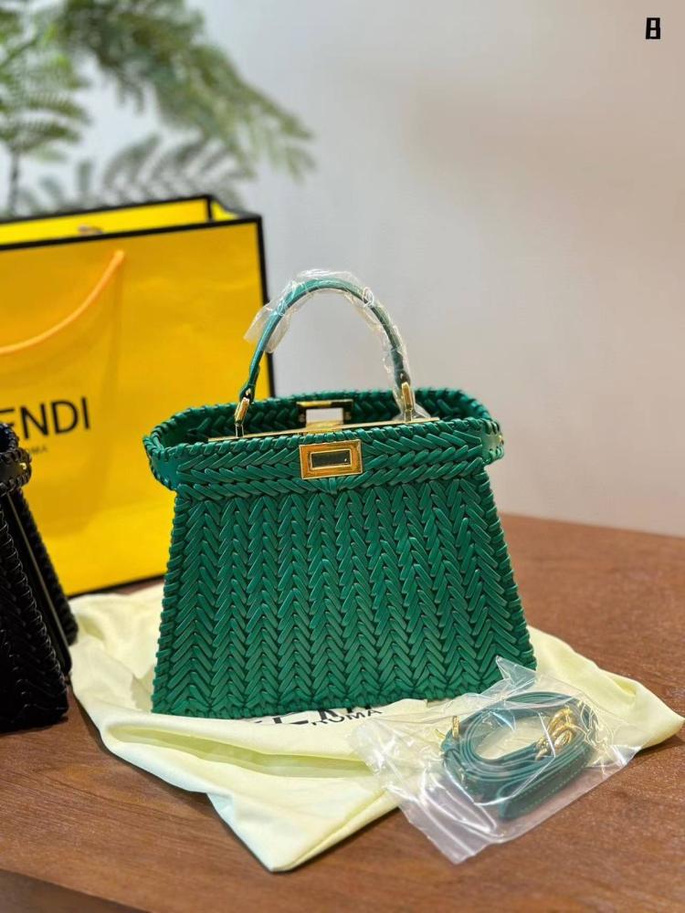 حقيبة بيكابو ايسيو من فندي 20