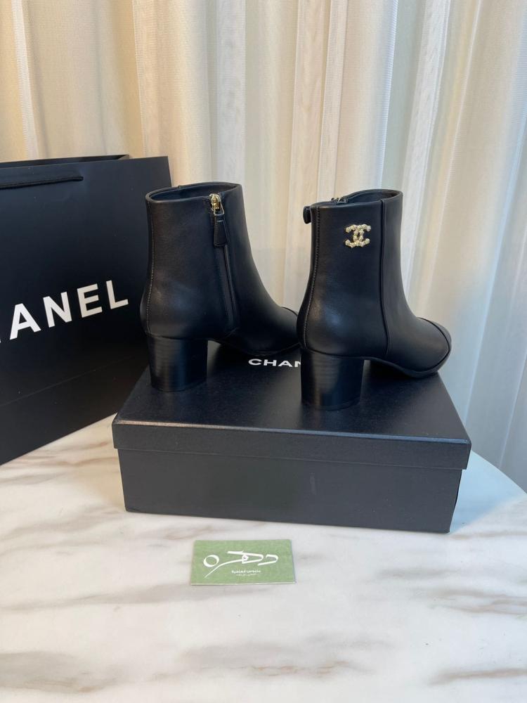 بوت شانيل الكاحل باللون الأسود