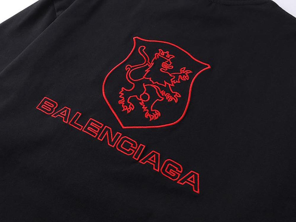 تيشيرت بشعار مطرز من بالنسياغا