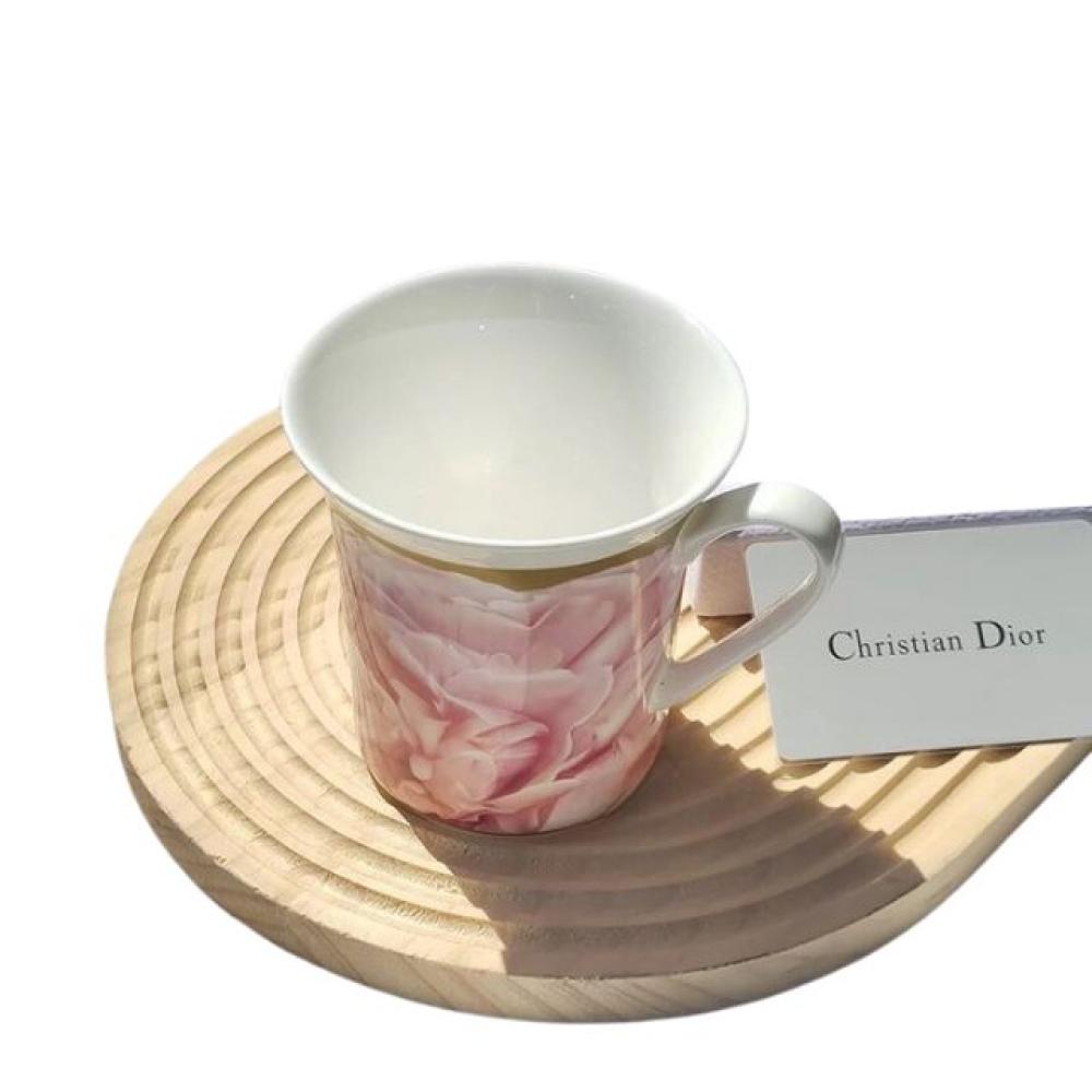 كوب كريستيان ديور بطبعة زهور حرارية