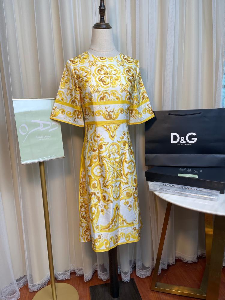فستان ميدي بطبعات ماجوليكا من دولتشي اند غابانا