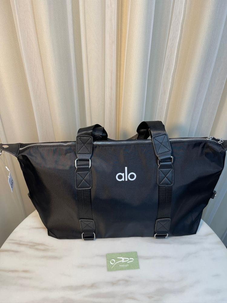 حقيبة اليوغا للياقة البدنية من alo yoga