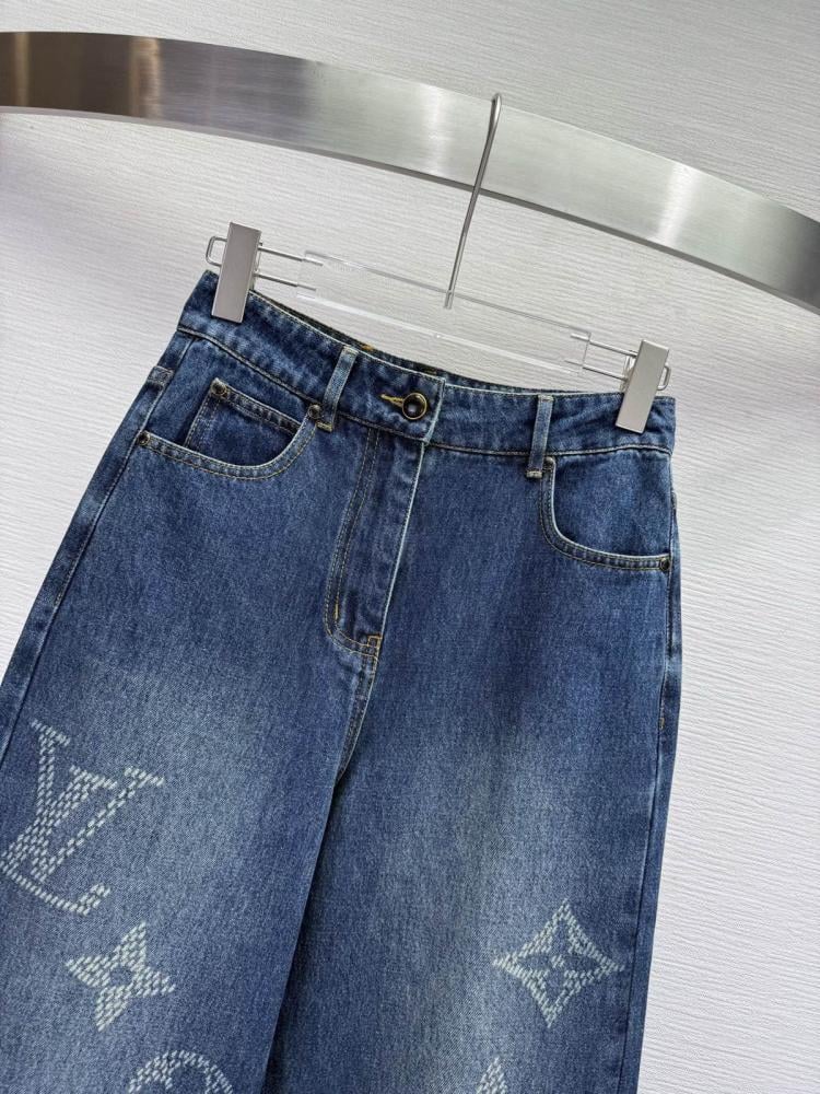 بنطال جينز بنقوش مونوغرام مطرزة من لويس فيتون