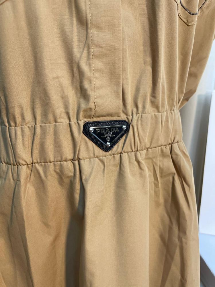 فستان برادا ميدي بتصميم أنيق