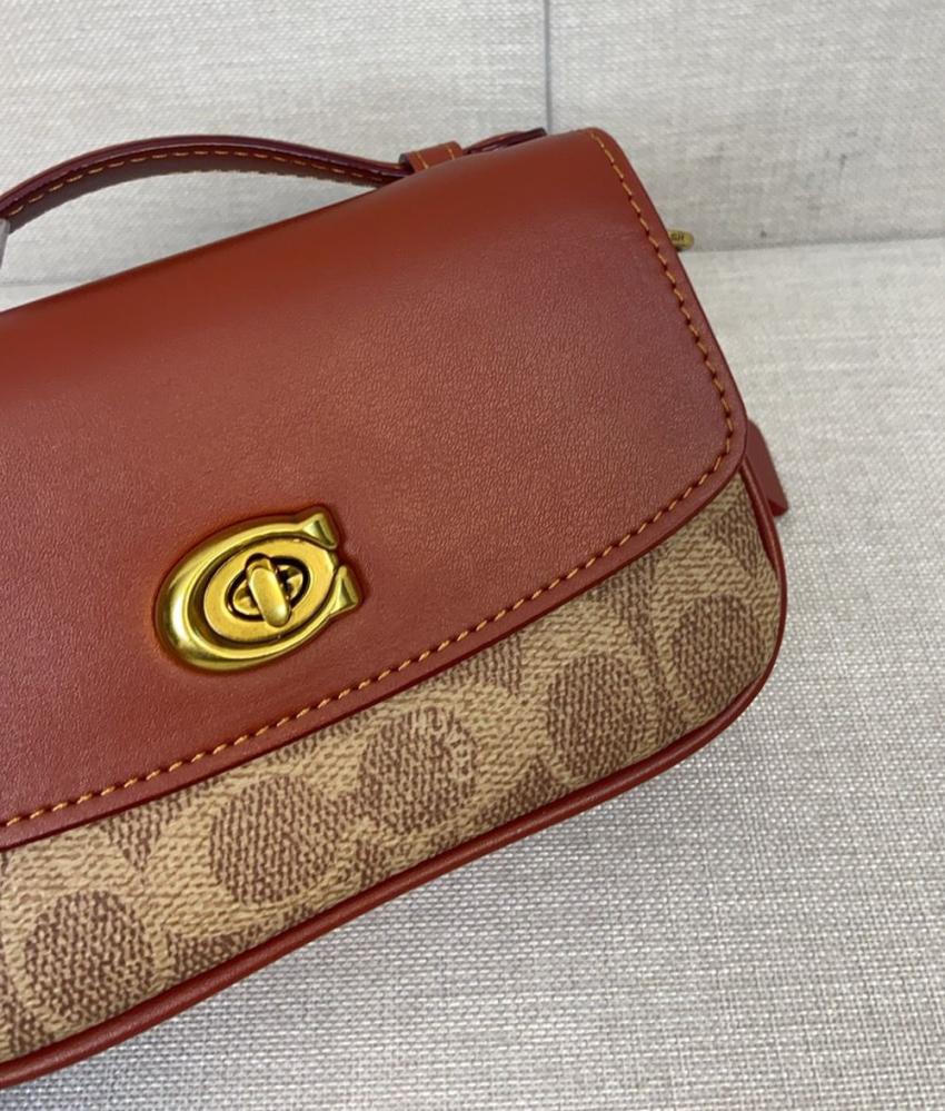 حقيبة كروس كاسي 17 سم قنب بشعار الماركة وجلد من كوتش