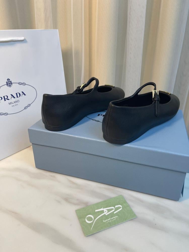 حذاء باليرينا بشعار مثلث من برادا