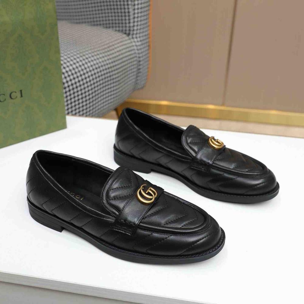 حذاء سهل الارتداء جلد مبطن بخطوط شيفرون وشعار GG من قوتشي