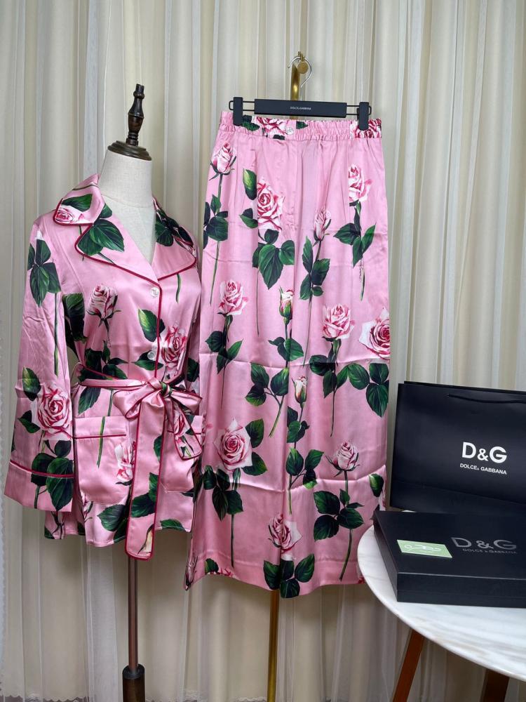 بيجاما ساتان بطبعة ورد من قميص وبنطال من دولتشي - طقم باللون الوردي