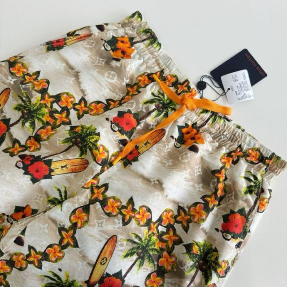 شورت سباحة مونوغرام مطبوعة بالأنماط الاستوائية من لويس فيتون