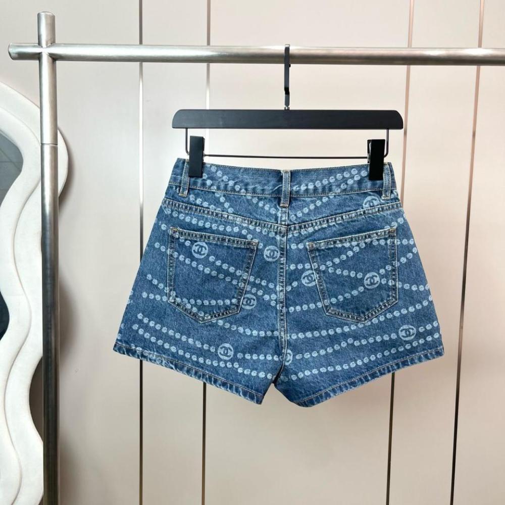 بنطلون جينز قصير CC 25 بطبعة شعار شانيل