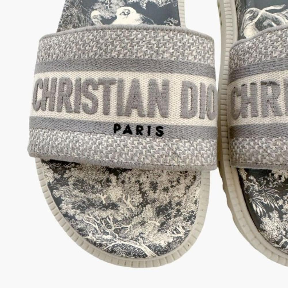 شبشب مطرز من قماش Toile de Jouy من ديور - رمادي