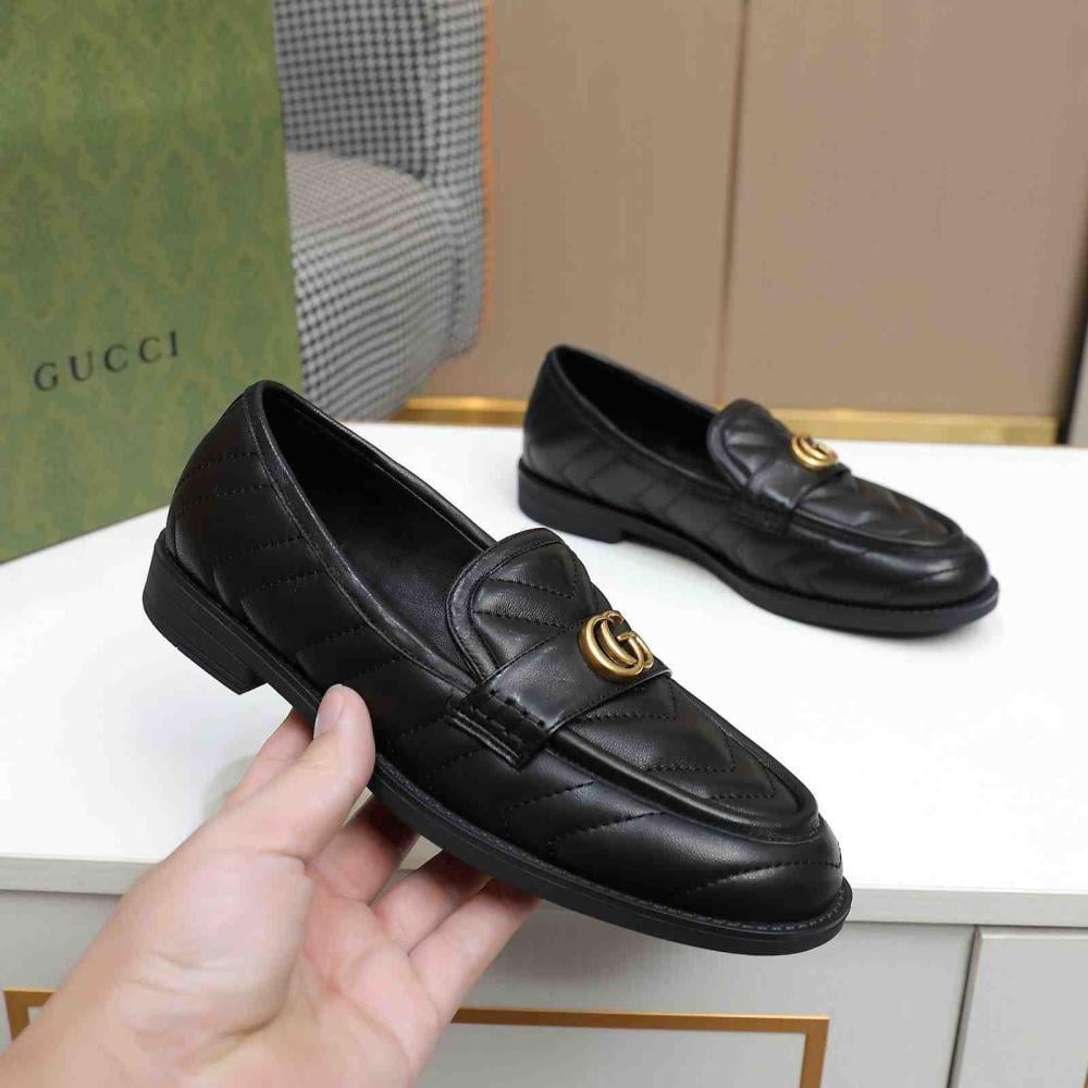 حذاء سهل الارتداء جلد مبطن بخطوط شيفرون وشعار GG من قوتشي