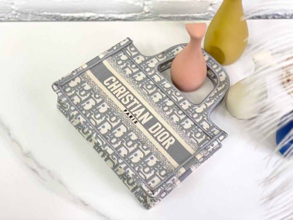 شنطة ديور بوك توت 24 سم - رمادي وبيج لوقو