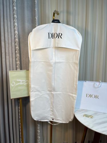 معلاق مع كيس حماية طويل ابيض من Dior