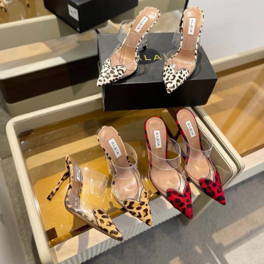 حذاء بكعب من البولي يوريثان بشعر عجل بطبعة جلد الفهد من الايا