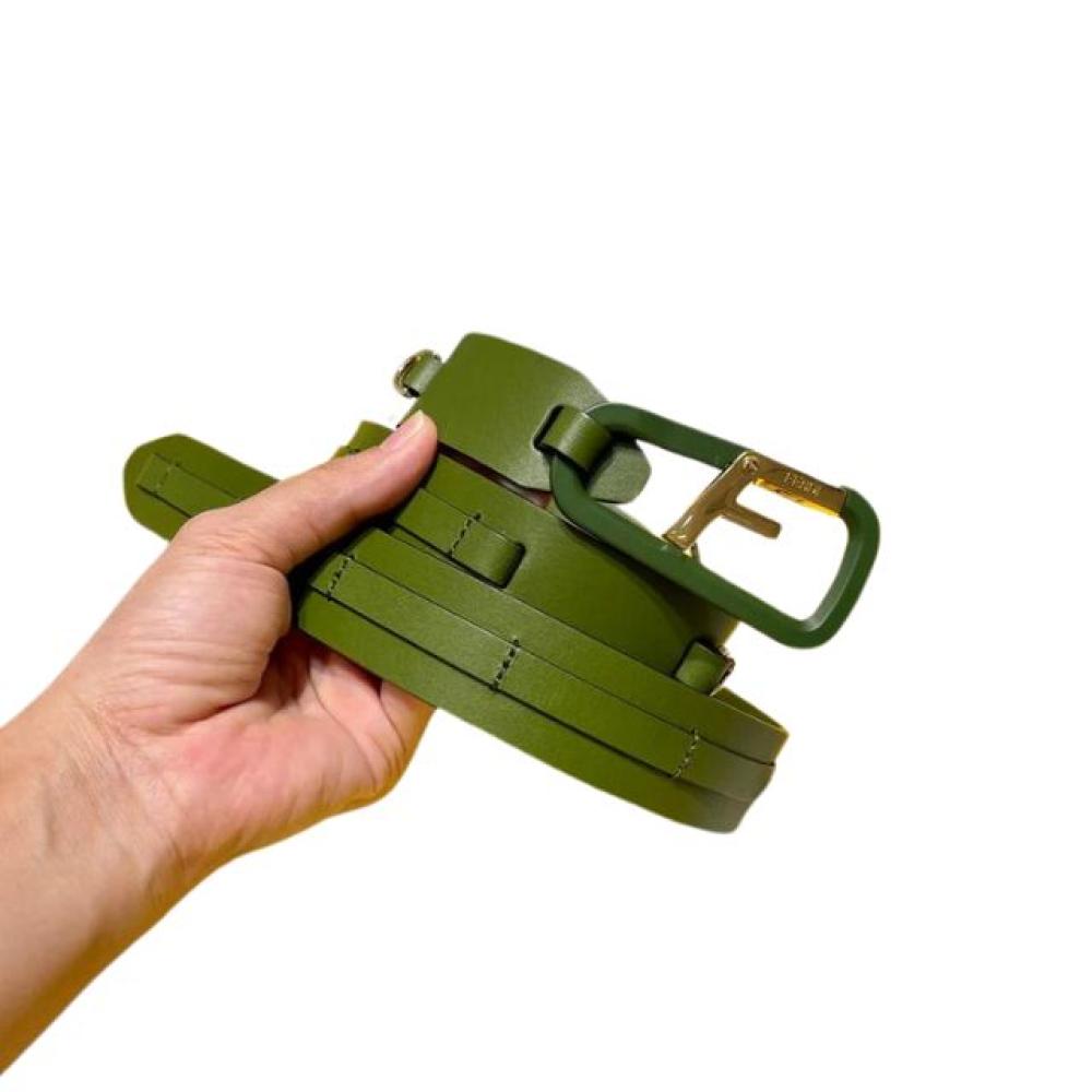 حزام فندي أخضر بشعار F باللون الذهبي