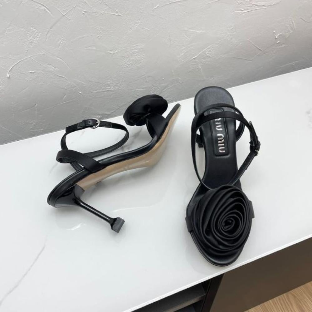 صندل من الجلد من ميو ميو